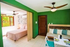 เตียงในห้องที่ Villa do Cajueiro - lofts com sala e cozinha