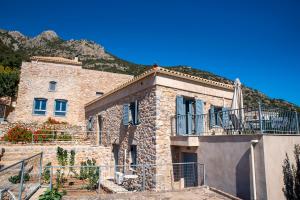 a large stone building with stairs and a balcony at Atelier in Pákia