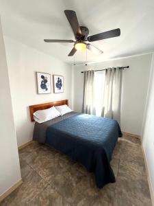- une chambre avec un lit et un ventilateur de plafond dans l'établissement Departamento Los Cedros, à Ciudad Juárez