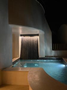 Peldbaseins naktsmītnē Areos Luxury Suites vai tās tuvumā