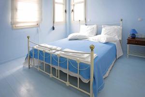 シヴォタにあるAnemusの青いベッドルーム(青いシーツと白い枕のベッド付)