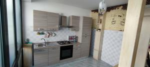una piccola cucina con lavandino e piano cottura di Emily House a Porto Cesareo