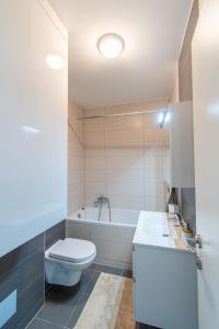 Koupelna v ubytování Flexible SelfCheckIns 32 - Zagreb - Garage - Electric vehicle ccharger - Big Loggia - New - Apartments Repinc 32