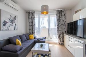TV a/nebo společenská místnost v ubytování Flexible SelfCheckIns 32 - Zagreb - Garage - Electric vehicle ccharger - Big Loggia - New - Apartments Repinc 32
