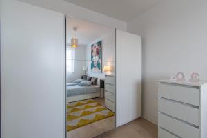 Postel nebo postele na pokoji v ubytování Flexible SelfCheckIns 32 - Zagreb - Garage - Electric vehicle ccharger - Big Loggia - New - Apartments Repinc 32