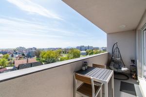 Balkón nebo terasa v ubytování Flexible SelfCheckIns 32 - Zagreb - Garage - Electric vehicle ccharger - Big Loggia - New - Apartments Repinc 32