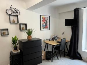 a room with a desk and a desk sidx sidx sidx sidx sidx at Studio cosy au cœur du centre ville in Mâcon +6 photos