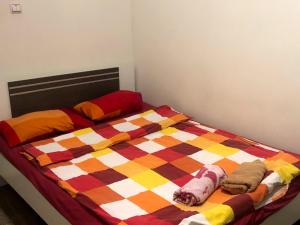 Bett mit farbenfroher Bettdecke in einem Zimmer in der Unterkunft 1 ком квартира с газом вблизи ЖД вокзала in Odessa