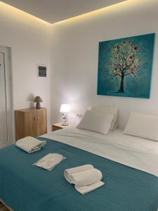 Giường trong phòng chung tại Santorini studio for 2 person in Athens near sea& center