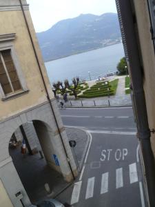 desde una ventana de un edificio y una calle en Nido del Tadini, en Lovere