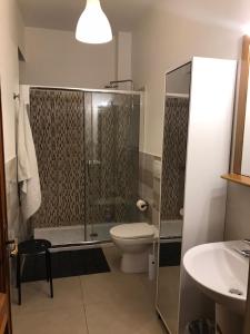 een badkamer met een douche, een toilet en een wastafel bij B&B Nonna Luisa in Tarquinia