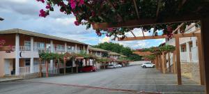 una calle en una ciudad con edificios y flores en Lacqua diRoma com ABD-TURISMO- Hotéis e Parques uma DIVERSÃO GARANTIDA, en Caldas Novas