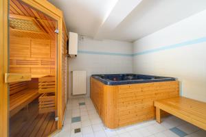 una sauna con bañera de madera en una habitación en Penzion Petra, Harrachov, en Harrachov