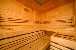 una gran sauna de madera con suelos y techos de madera en Penzion Petra, Harrachov, en Harrachov