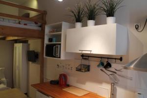 Кухня или мини-кухня в Kubik-Studio
