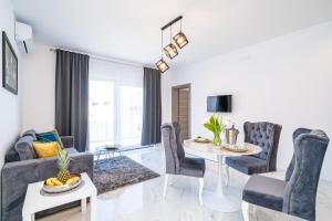 uma sala de estar com mesa e cadeiras em Apartment Olive em Dubrovnik