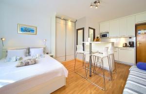 ein Schlafzimmer mit einem Bett und eine Küche mit einem Tisch in der Unterkunft Studio Apartment Vesna in Krk