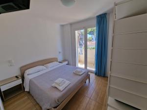 A bed or beds in a room at Antares Még 37 kép
