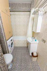 Ένα μπάνιο στο Apartment оn Makatayeva 5 b