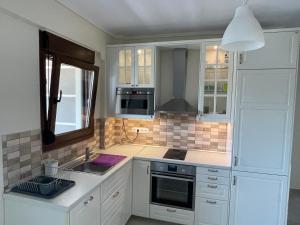 Kuchyňa alebo kuchynka v ubytovaní LUXURY AND SUNNY APARTMENT 250 mts FROM THE BEACH!!