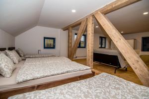 Posteľ alebo postele v izbe v ubytovaní Apartmány Kraš + 33 fotografií