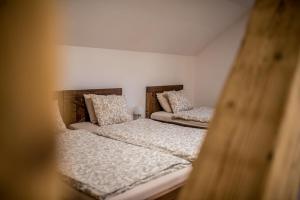 Posteľ alebo postele v izbe v ubytovaní Apartmány Kraš