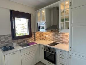 Kuchyňa alebo kuchynka v ubytovaní LUXURY AND SUNNY APARTMENT 250 mts FROM THE BEACH!!