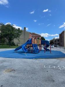 ボルチモアにあるDowntown Private Room - Close to Topgolf, Horseshoe Casino, UM Baltimoreの駐車場の滑り台付き遊び場