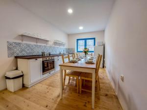 Kuchyňa alebo kuchynka v ubytovaní Apartmány Kraš