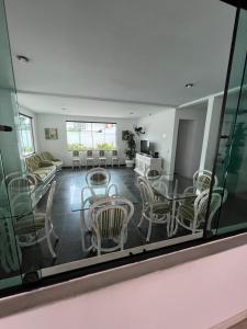 a living room with a table and chairs at Apartamento no Guarujá Enseada a beira mar, ótima localidade e com ar condicionado in Guarujá