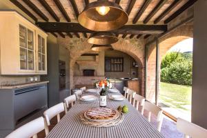 een eetkamer met een tafel en stoelen in een keuken bij Luxury Villa Among Vineyards in Arezzo
