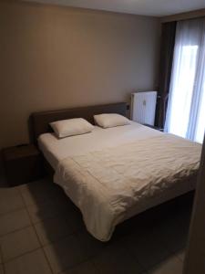 A bed or beds in a room at Apartment sea-and harbourview 6p Blankenberge near Brugge