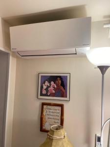 - une cuisine avec un four micro-ondes et une photo d'une femme dans l'établissement Kalama Room, à Kailua