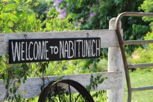 un cartel en un banco que dice bienvenido a la meditación en Nabitunich, en San Ignacio