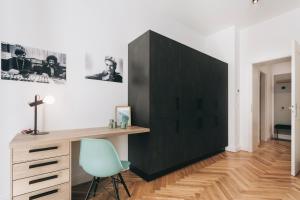 En tv och/eller ett underhållningssystem på Palais Apartment direkt im Zentrum, FEWO-Residenz-Dresden