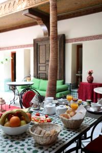 une table avec des bols de nourriture en haut dans l'établissement Riad Atlas Acacia, à Marrakech