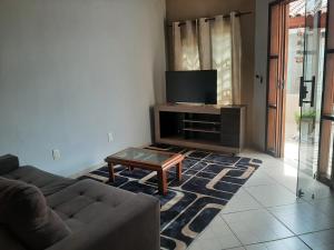 Μια τηλεόραση ή/και κέντρο ψυχαγωγίας στο Casa agradável com área externa e piscina