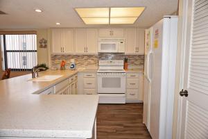 A kitchen or kitchenette at Las Brisas by Travel Resort Services