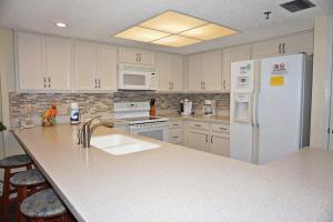 A kitchen or kitchenette at Las Brisas by Travel Resort Services