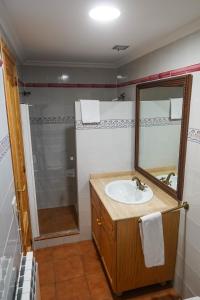 y baño con lavabo y ducha con espejo. en CASA MERCEDES-PUERTOMINGALVO, en Puertomingalvo