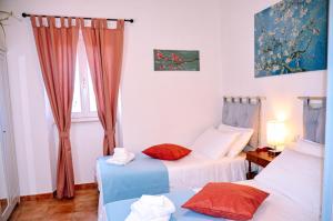 a bedroom with two beds and a window at Casetta sulla Vallata in Pitigliano
