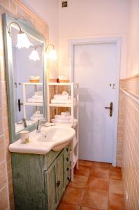 La salle de bains est pourvue d'un lavabo et d'un miroir. dans l'établissement Casetta sulla Vallata, à Pitigliano
