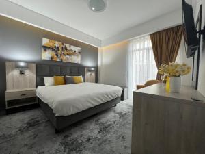 Un pat sau paturi într-o cameră la Majestic Boutique Hotel
