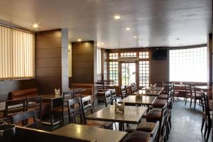 Restoranas ar kita vieta pavalgyti apgyvendinimo įstaigoje Lucky Hotel Goregaon