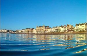 una vista de una ciudad desde el agua en Beachcomber Guesthouse, en Weymouth