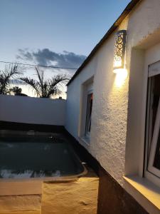 una piscina al lado de un edificio en Villa Bali con jacuzzi climatizado y piscina climatizada con jacuzzi, en Chiclana de la Frontera