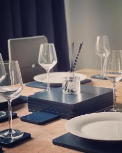 una mesa con copas de vino y platos en ella en Dalkeith Five Bedroom House en Dalkeith