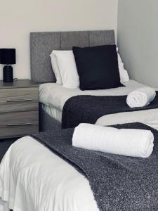 1 dormitorio con 2 camas con sábanas blancas y vestidor en Dalkeith Five Bedroom House en Dalkeith