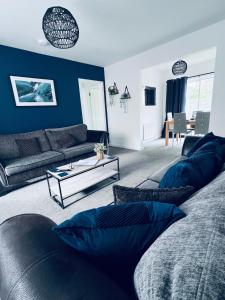 un soggiorno con divano e tavolo di Dalkeith Five Bedroom House a Dalkeith
