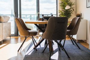 ein Esszimmer mit einem Tisch und Stühlen in der Unterkunft ⭑ Modern Town Centre Apartment ⭑ in Bournemouth